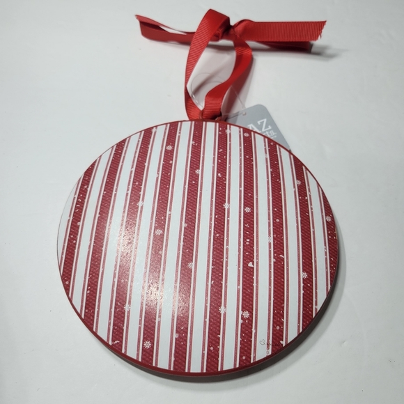 Red Birds on a Holiday Wreath Cardinal Ornament Vintage Style Wall Deco - Picture 3 of 9